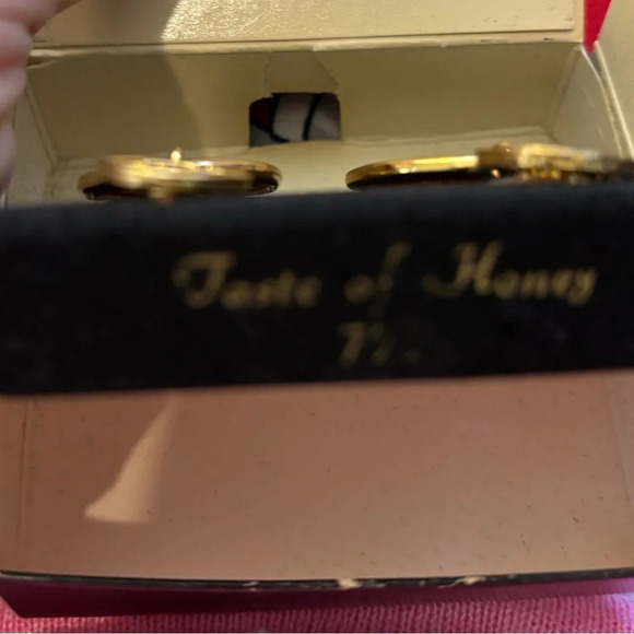 Vintage‎ Signed Sarah Coventry 1974 Taste Of Honey Gold Tone Clip Earrings w/Box - Picture 3 of 7